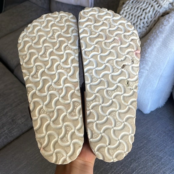 BIRKENSTOCK Gizeh Metallic Sandal! - Picture 10 of 10